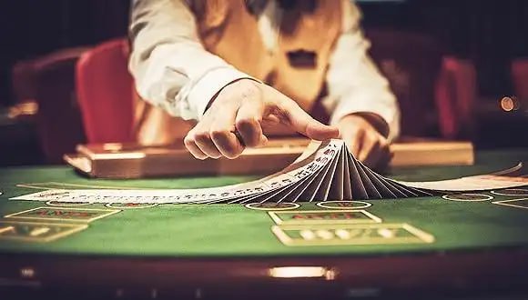 Studio live dealer Playtech menampilkan meja roulette dengan dealer profesional dan antarmuka taruhan interaktif di kelinci88